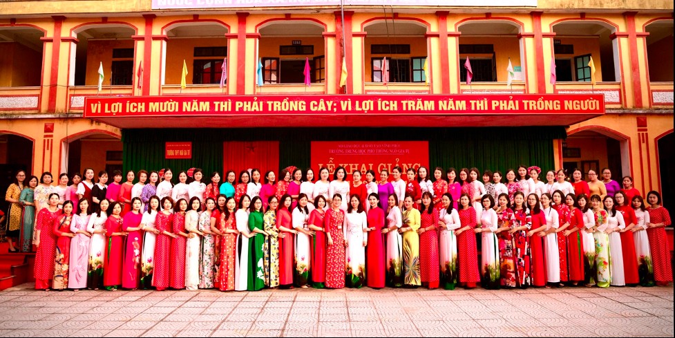 Alt: Các giáo viên trường THPT Ngô Gia Tự trao sổ tiết kiệm cho em Nguyễn Duy Dũng