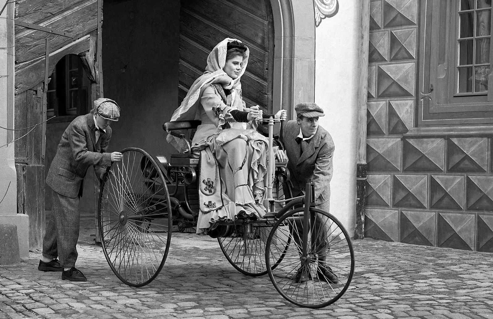 Bà Bertha Benz - vợ ông Karl Benz lái Benz Patent Motorwagen xuyên suốt hành trình dài 194km.