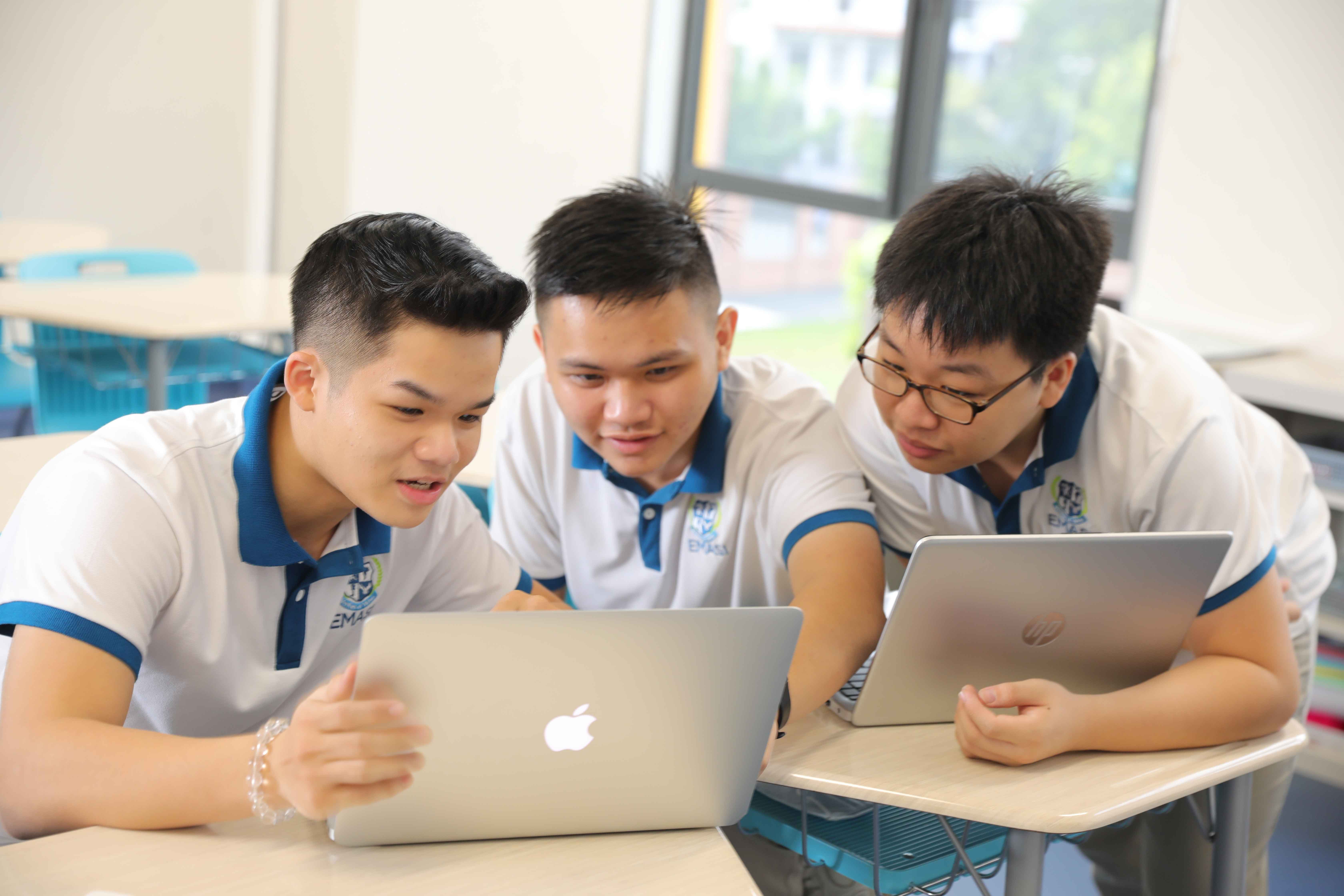 Lớp học với sĩ số hợp lý và bàn ghế thông minh