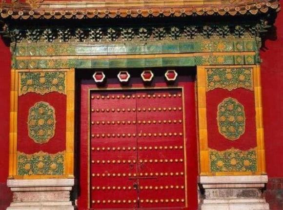Người đàn ông đang sửa cửa