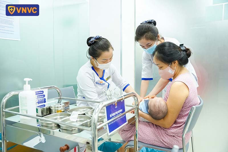 Tiêm vắc xin phòng bệnh bạch hầu