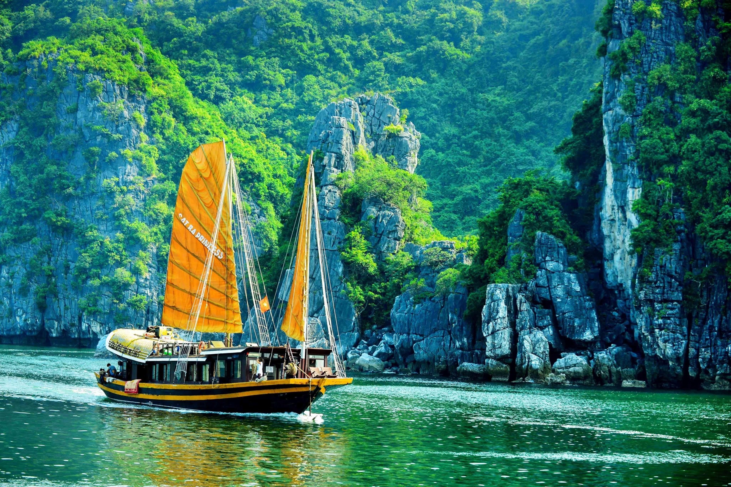 Vịnh Lan Hạ là một trong những địa điểm hấp dẫn khách quốc tế khi đến khu dự trữ sinh quyển thế giới Cát Bà.